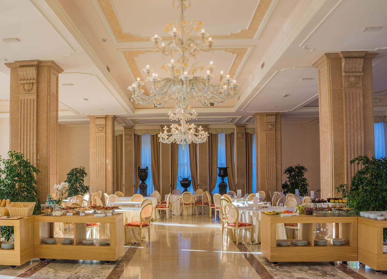 villa cortine palace, breakfast room, restaurant, chandelier, luxury, sirmione, lake garda, italy, hotel, design, interior, decoration, dining, food, drink, dec